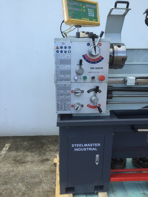 SM-1440B. Lathe central alésage de 51 mm, centres de 1000 mm, swing de 356 mm.