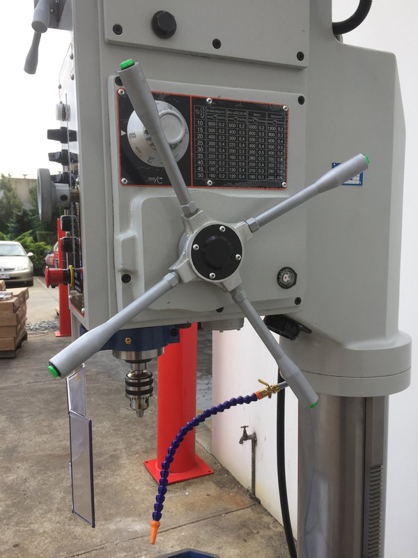 Gpd50ar. 415 volt, 50 mm Capace Greend Head Drill avec alimentation électrique, table d'alimentation vers le haut et vers le bas, liquide de refroidissement