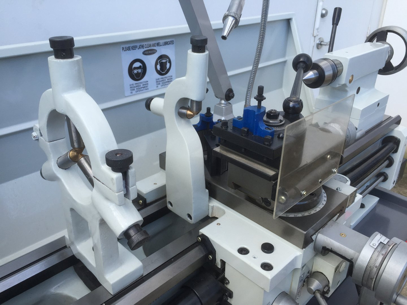 SM-1440B. Lathe central alésage de 51 mm, centres de 1000 mm, swing de 356 mm.