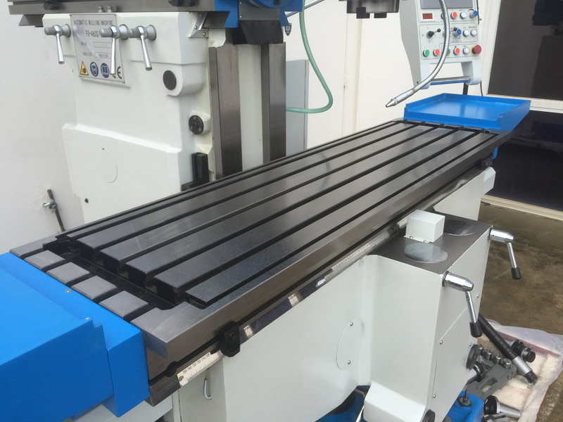 FU-460S-16. Universal Mill 1635 mm x 460 mm Tableau, broche verticale ISO 50, dro à 3 axes