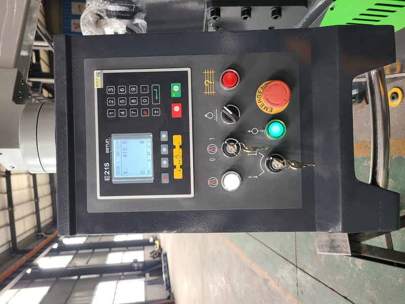 QC12Y 8X3200 Guillontine à poutre swing