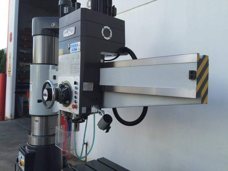 Drillage de bras radial Steelmaster. Bras de 1600 mm, capacité de forage de 50 mm, broche de 5 mt,