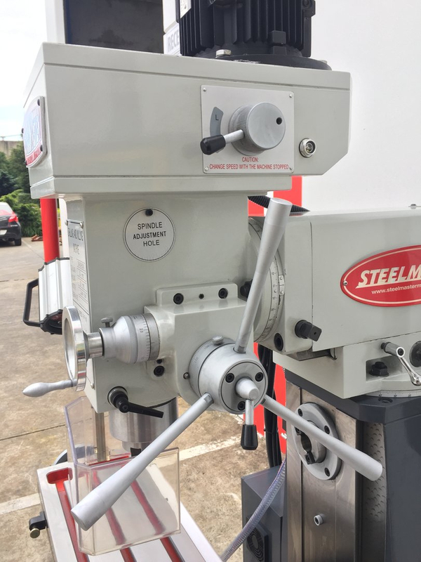 MGH50W. Universal Mill Steelmaster. Vitesse variable, entraînement en vitesse avec lecture numérique à 3 axes