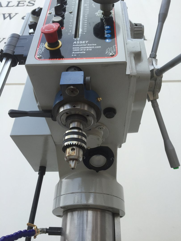 Gpd50ar. 415 volt, 50 mm Capace Greend Head Drill avec alimentation électrique, table d'alimentation vers le haut et vers le bas, liquide de refroidissement