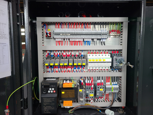 QC12Y 8X3200 Guillontine à poutre swing