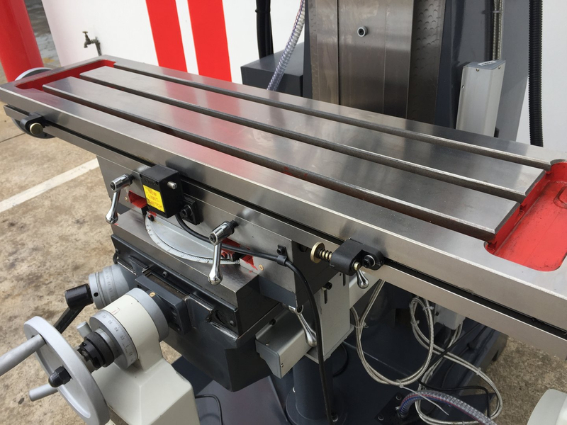MGH50W. Universal Mill Steelmaster. Vitesse variable, entraînement en vitesse avec lecture numérique à 3 axes