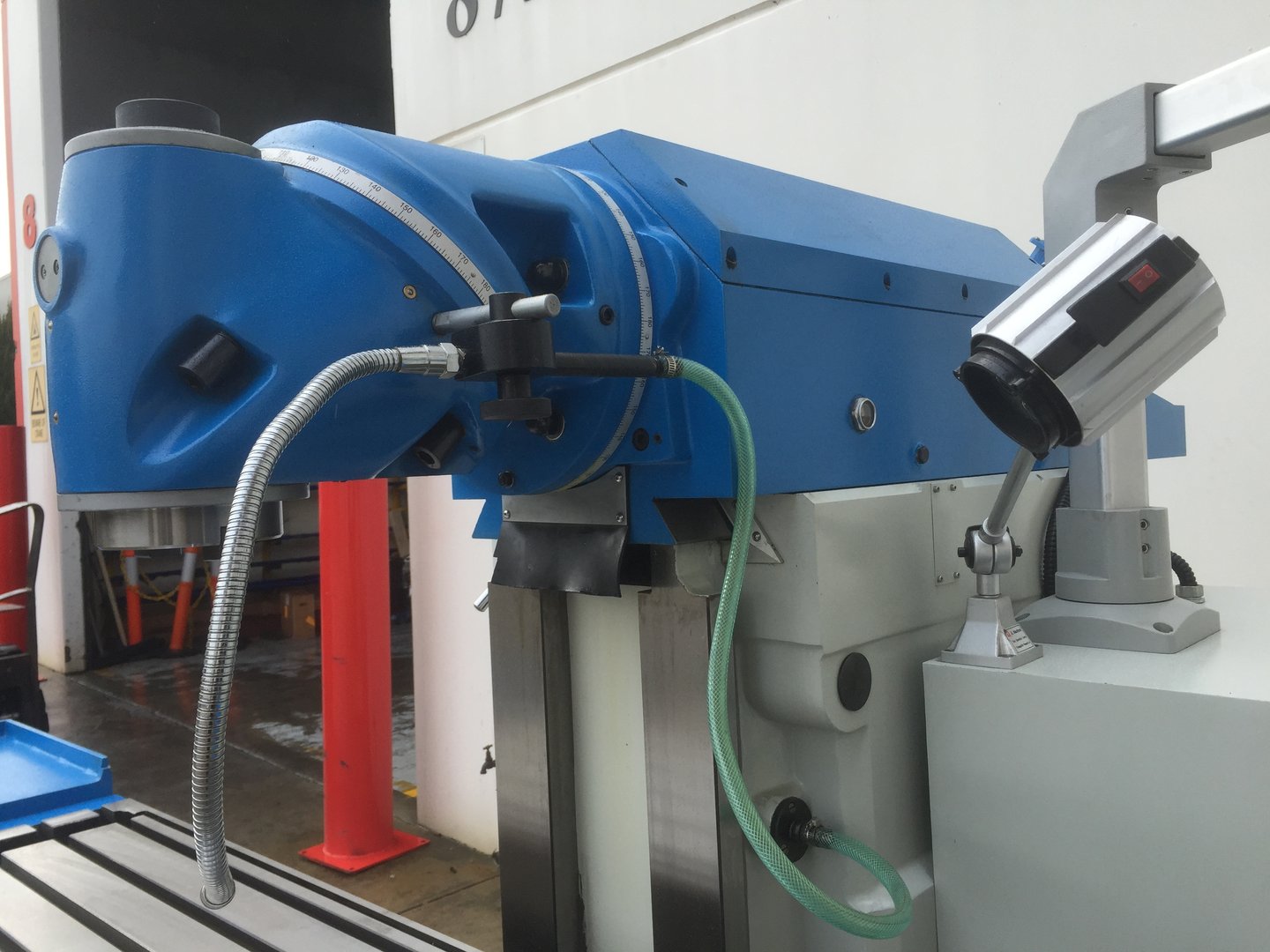 FU-460S-16. Universal Mill 1635 mm x 460 mm Tableau, broche verticale ISO 50, dro à 3 axes