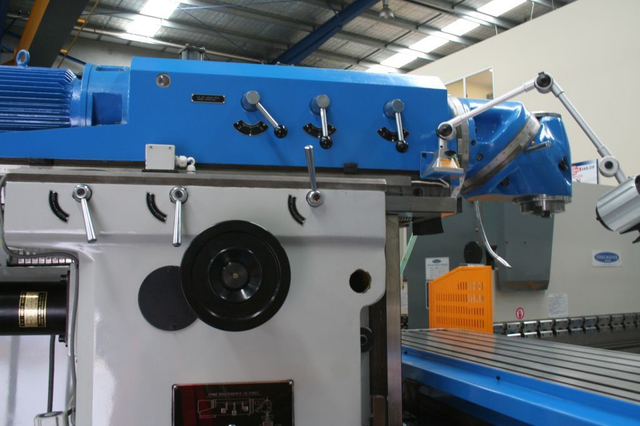 MHD2000. Moulin universel. Tableau ISO 50, 2000 mm x 500 mm, SERVO 3 axes Drive et aliments,