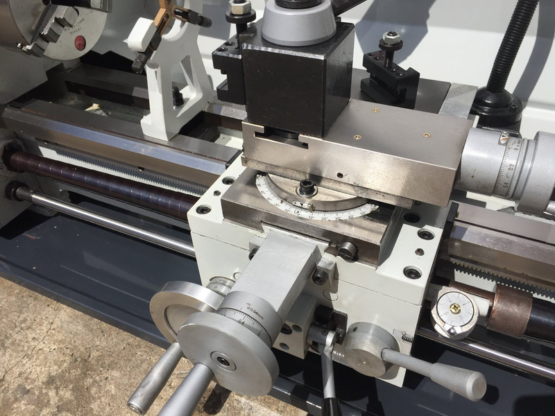 SM-1129V.Bench Lathe, centres de 750 mm, swing 290 mm, alésage de 38 mm, vitesse variable, lecture numérique à 2 axes