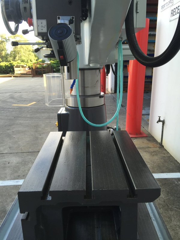 Drillage de bras radial Steelmaster. Bras de 1600 mm, capacité de forage de 50 mm, broche de 5 mt,