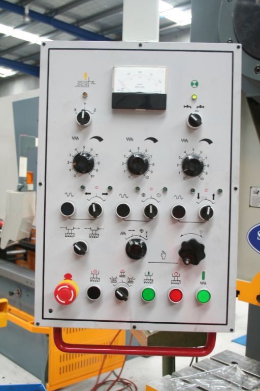 MHD2000. Moulin universel. Tableau ISO 50, 2000 mm x 500 mm, SERVO 3 axes Drive et aliments,