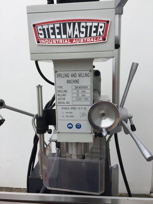MGH50W. Universal Mill Steelmaster. Vitesse variable, entraînement en vitesse avec lecture numérique à 3 axes