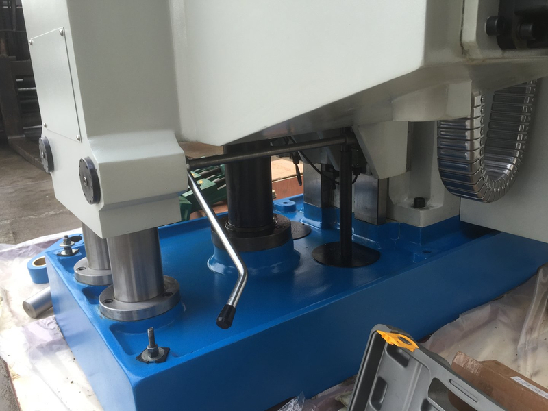 FU-460S-16. Universal Mill 1635 mm x 460 mm Tableau, broche verticale ISO 50, dro à 3 axes